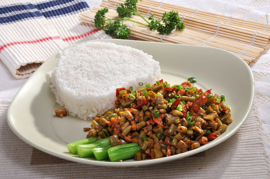 酸豆角肉末饭