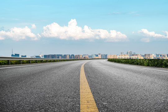 高速公路与城市建筑