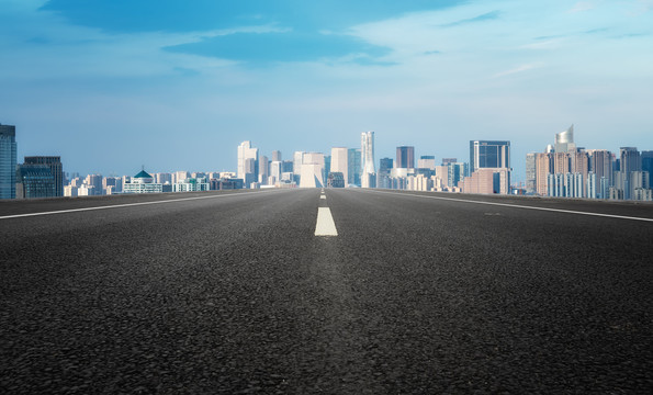 高速公路天际线与城市景观