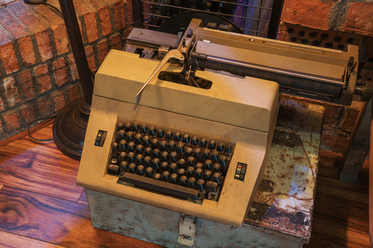 老式打字机和红砖墙搭配室内陈设