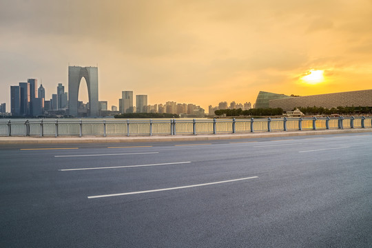 中国苏州金鸡湖畔的建筑和公路