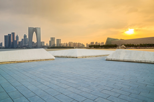 中国苏州金鸡湖畔的建筑和广场