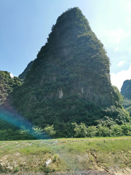 岩壁绿荫