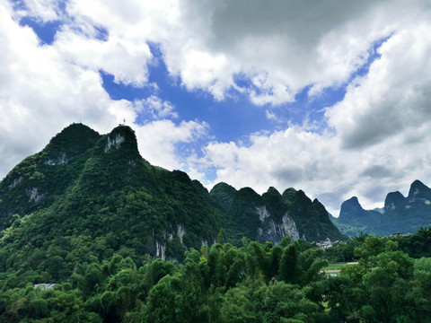 山脉岩峰