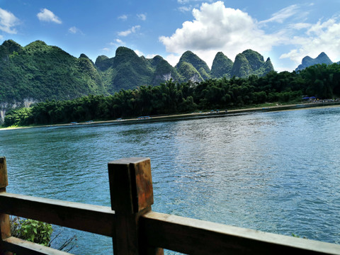 隔江望山水