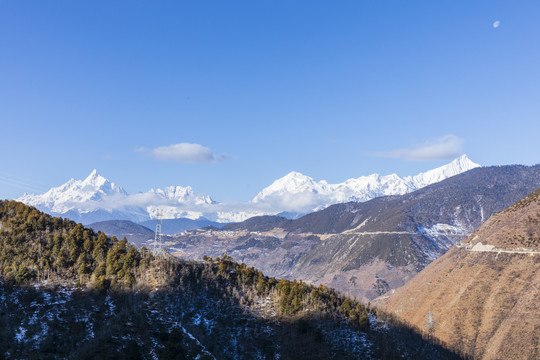 云南德钦梅里雪山蓝天与月亮