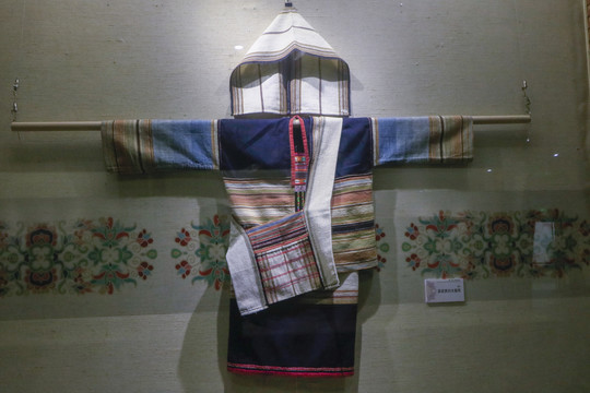 基诺族女子服装