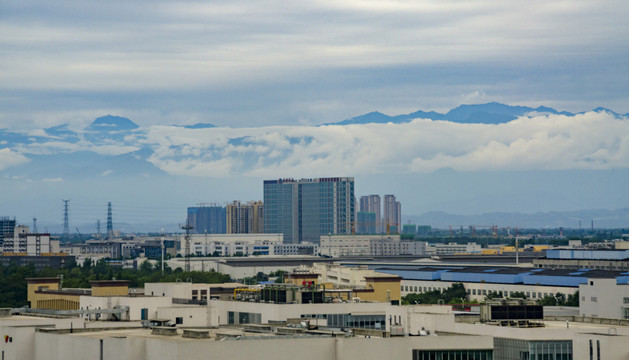 城市远山白云