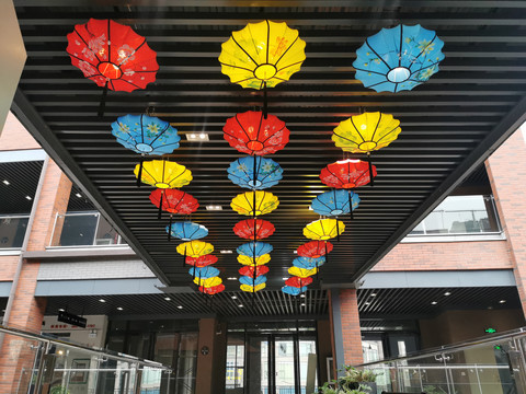 新中式步行街灯笼花纸伞装饰