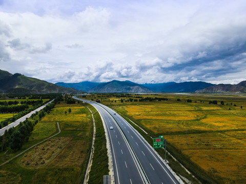 西藏林芝风景航拍林拉公路