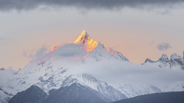 云南德钦清晨美丽的梅里雪山风光