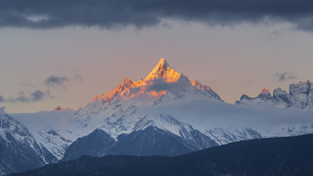 云南德钦清晨美丽的梅里雪山风光