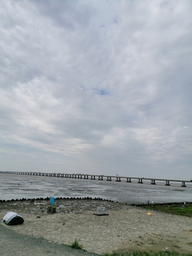 阴云下的沙滩大桥