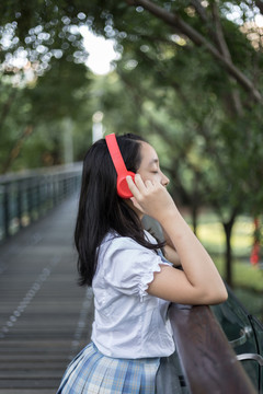 听耳机的少女