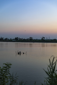 湖泊的日出日落美景
