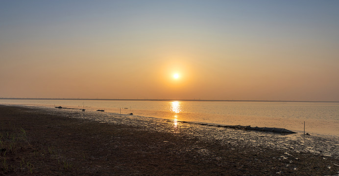 湖泊的日出日落美景