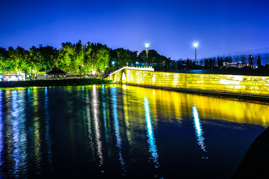 杭州西湖断桥夜景