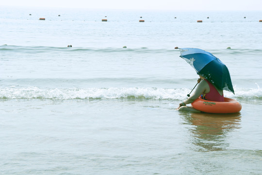 海边戏水