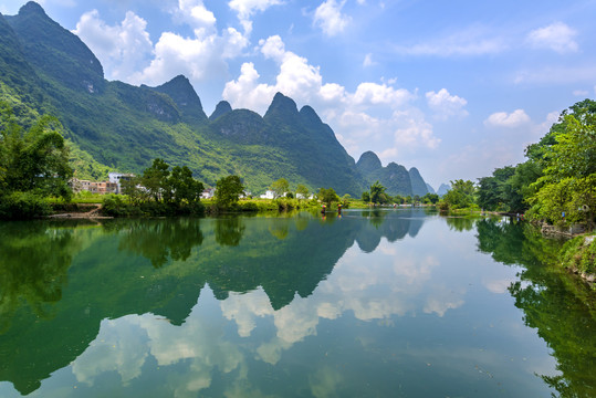 蓝天山水风光