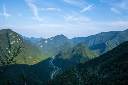 蓝天白云大山