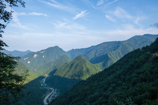 蓝天白云大山