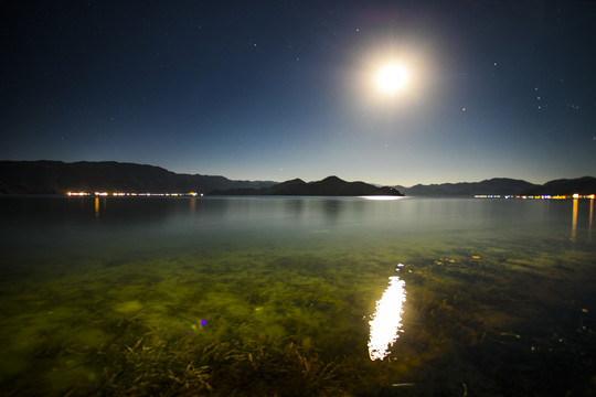 夜晚的泸沽湖