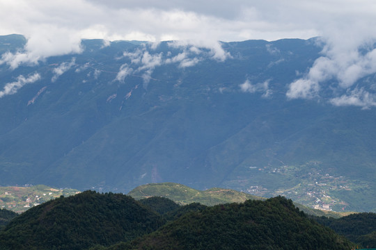 巫山山脉的烟云