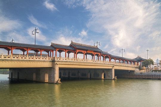 中国苏州古护城河和平门桥风光