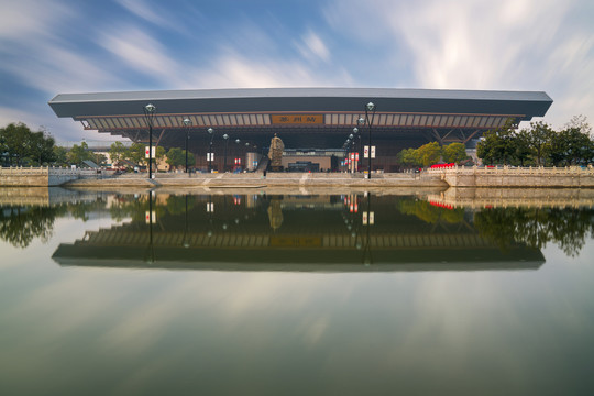 中国苏州火车站和护城河风光