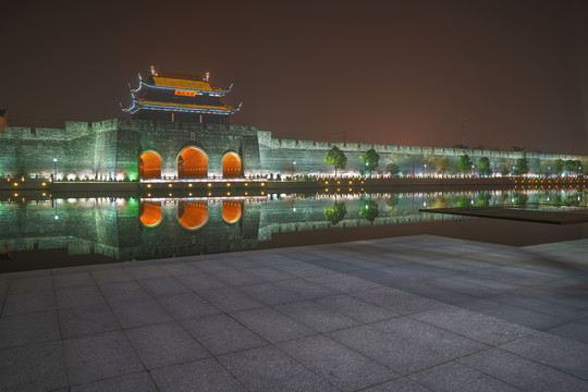 中国苏州平门古城墙和护城河夜景