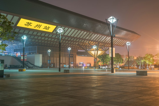 中国苏州火车站广场街道夜景