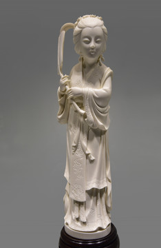 古代仕女主题的象牙雕塑