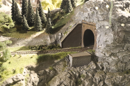 火车隧道入口