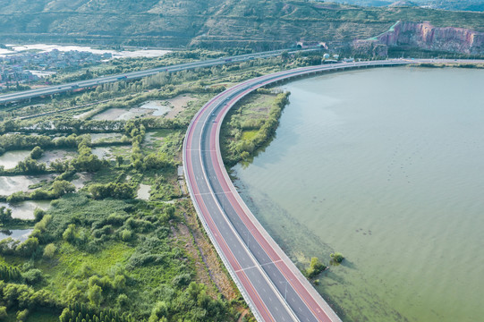 航拍云南昆明滇池边的高速公路