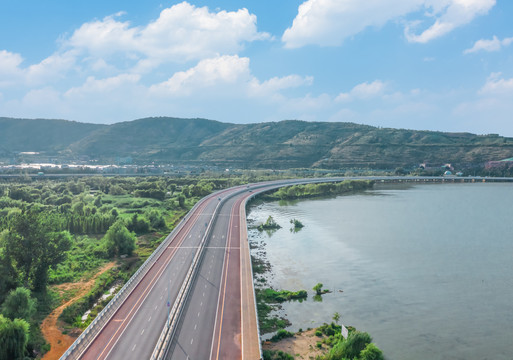 航拍云南昆明滇池边的高速公路