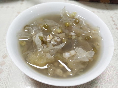 绿豆银耳糖水