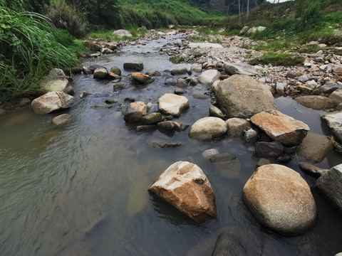 山涧溪流