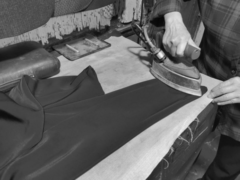 裁缝店熨斗烫衣服老黑白照片