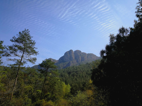 蓝天下的山景