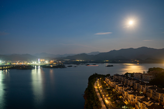 湖景别墅排屋夜景