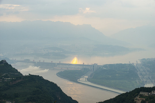 晚霞下的三峡大坝