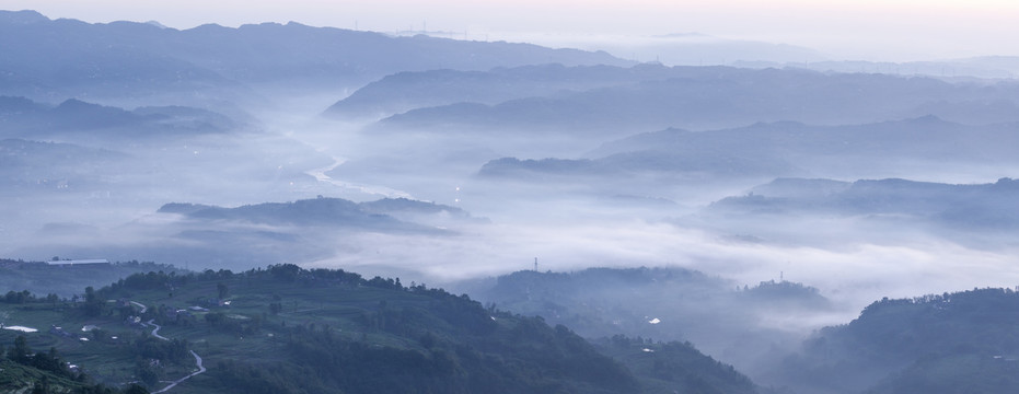 云雾缭绕的高山丘壑山脉