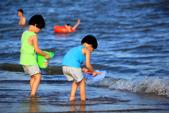 海滩海浪人物