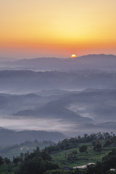 日出云雾缭绕的丘壑