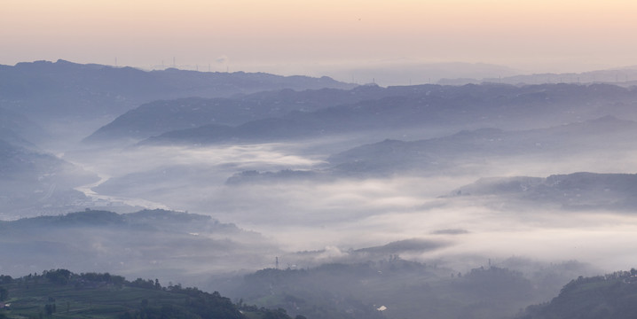 高山丘壑晨雾缭绕