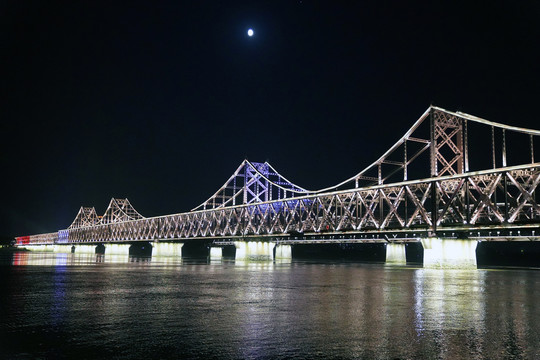月色下的鸭绿江大桥