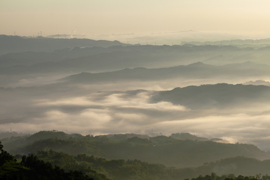 晨雾缭绕的高山丘壑与山脉