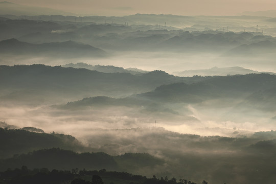 清晨薄雾缭绕的丘壑山脉