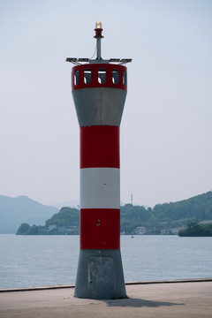 湖边灯塔