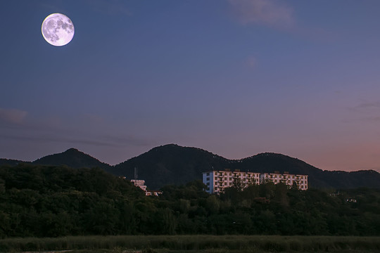 山村中秋月色